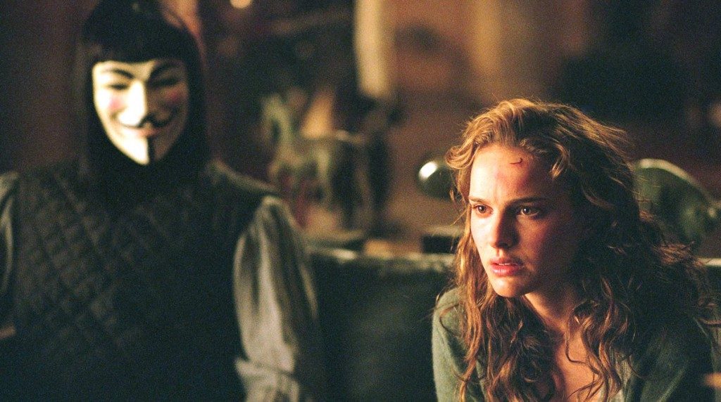 Natalie Portman e Hugo Weaving em "V de Vingança" (V for Vendetta, 2005) - Foto: Warner Bros./Divulgação