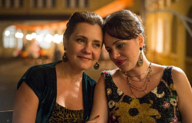 Adriana Esteves e Karine Teles em cena de "Benzinho" (2017) - Foto: Divulgação