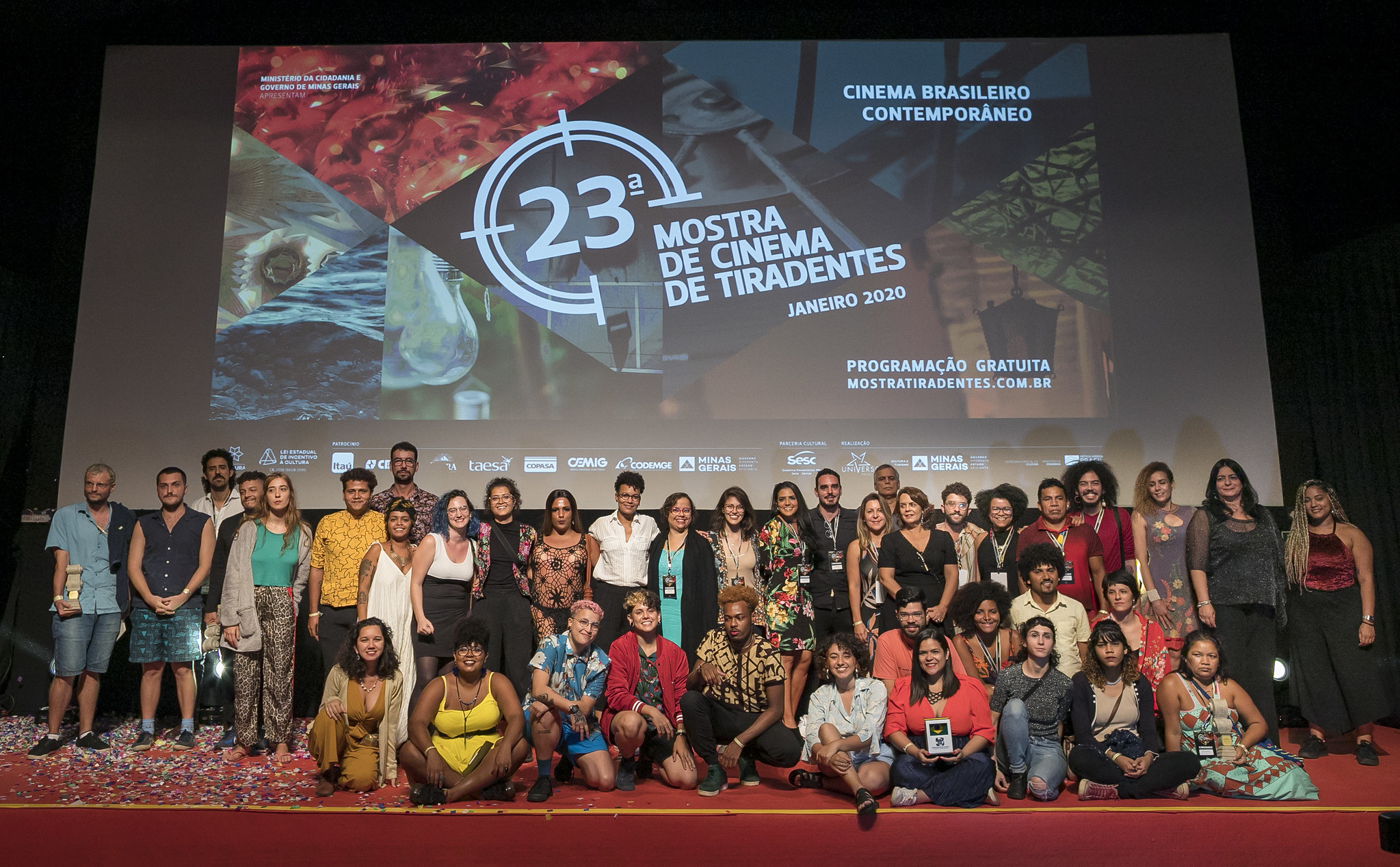 Foto com todos os premiados na Mostra Tiradentes - Foto: Netun Lima/Universo Produção