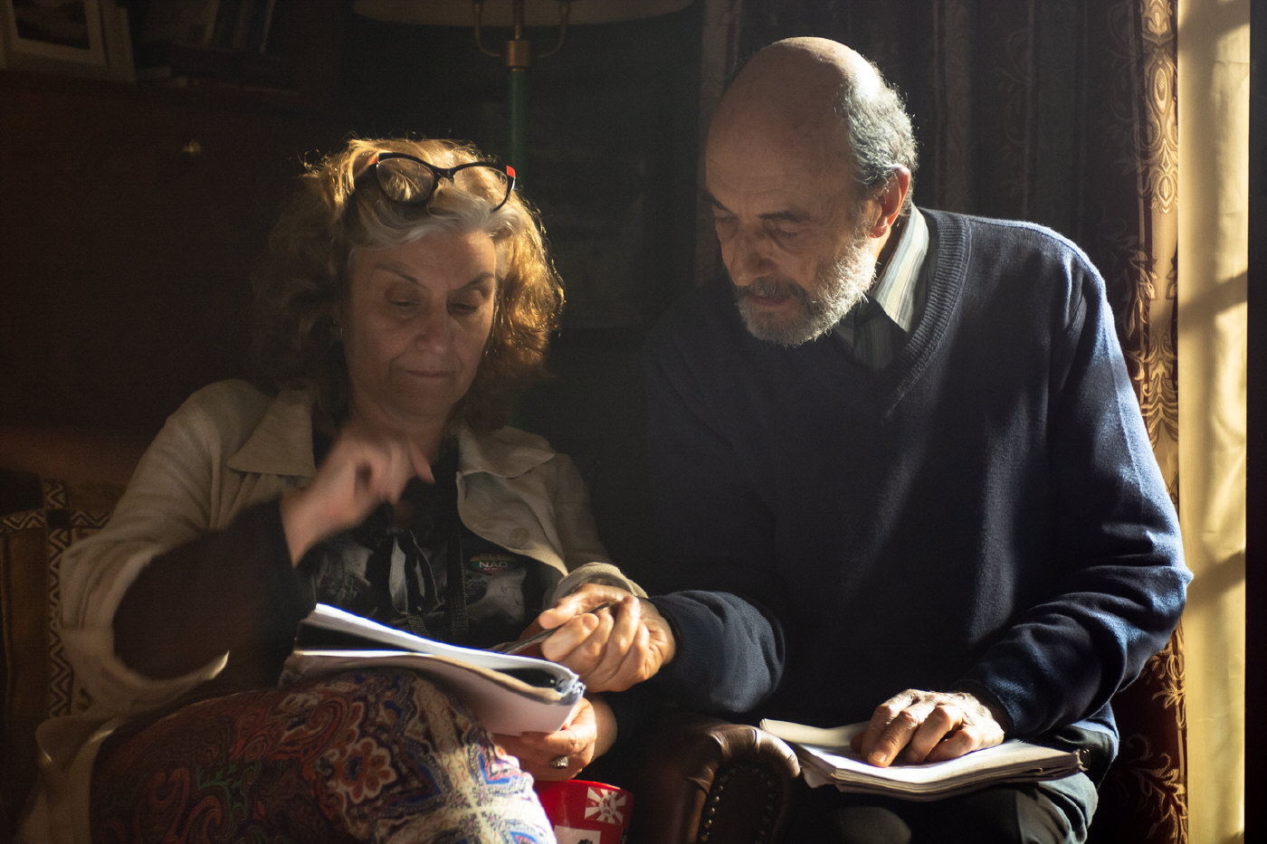 A diretora Ana Luiza Azevedo e o ator Jorge Bolani no set de "Aos Olhos de Ernesto" - Foto: Fabio Rebelo