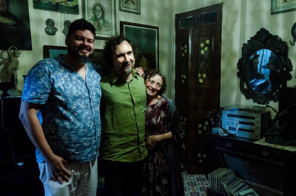 O diretor Allan Deberto ao lado dos atores João Miguel e Marcélia Cartaxo no set de "Pacarrete" (2019) - Foto: Luiz Alves/Vitrine Filmes
