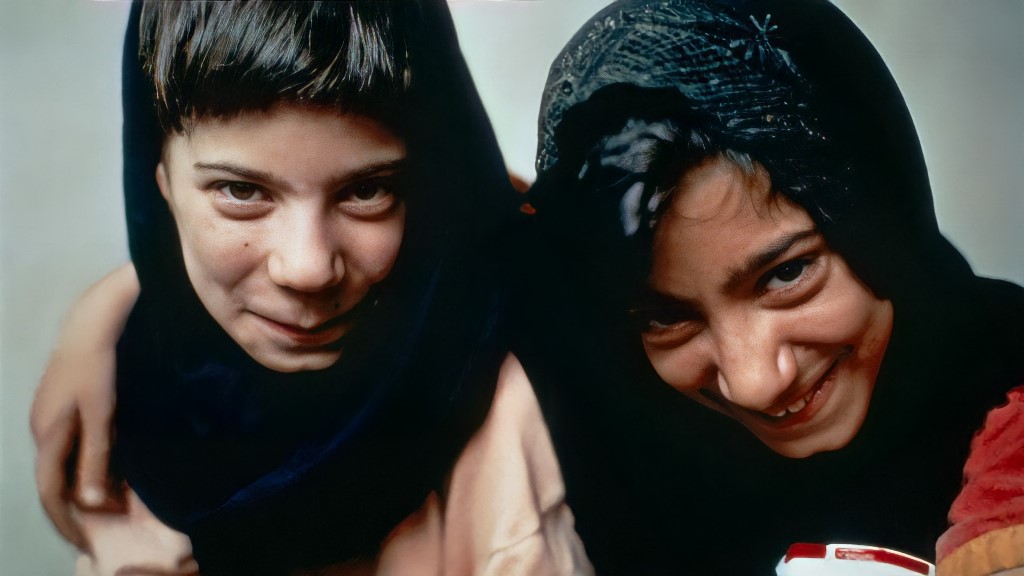 "A Maçã" (Sib, 1998), de Samira Makhmalbaf - Divulgação