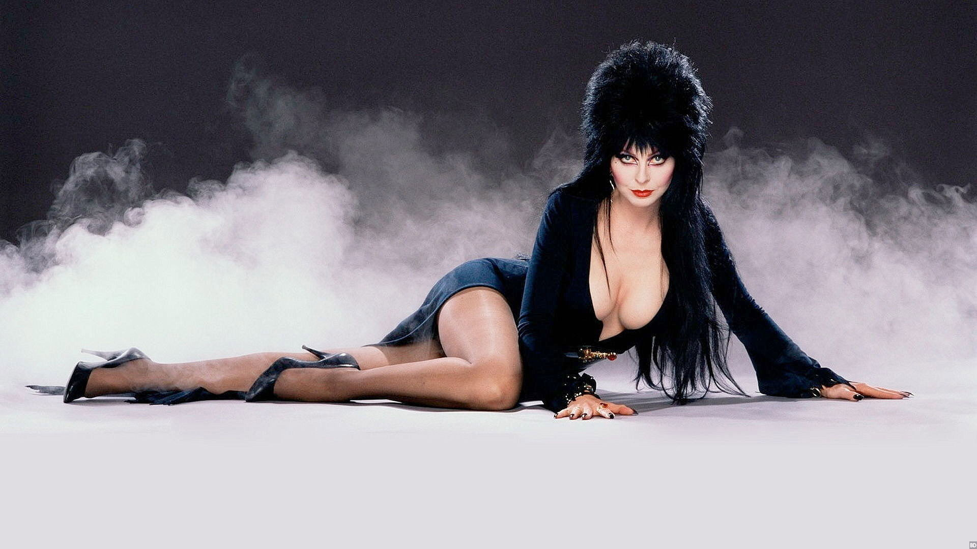 "Elvira, a Rainha das Trevas" (Elvira: Mistress of the Dark, 1988), de James Signorelli - Divulgação