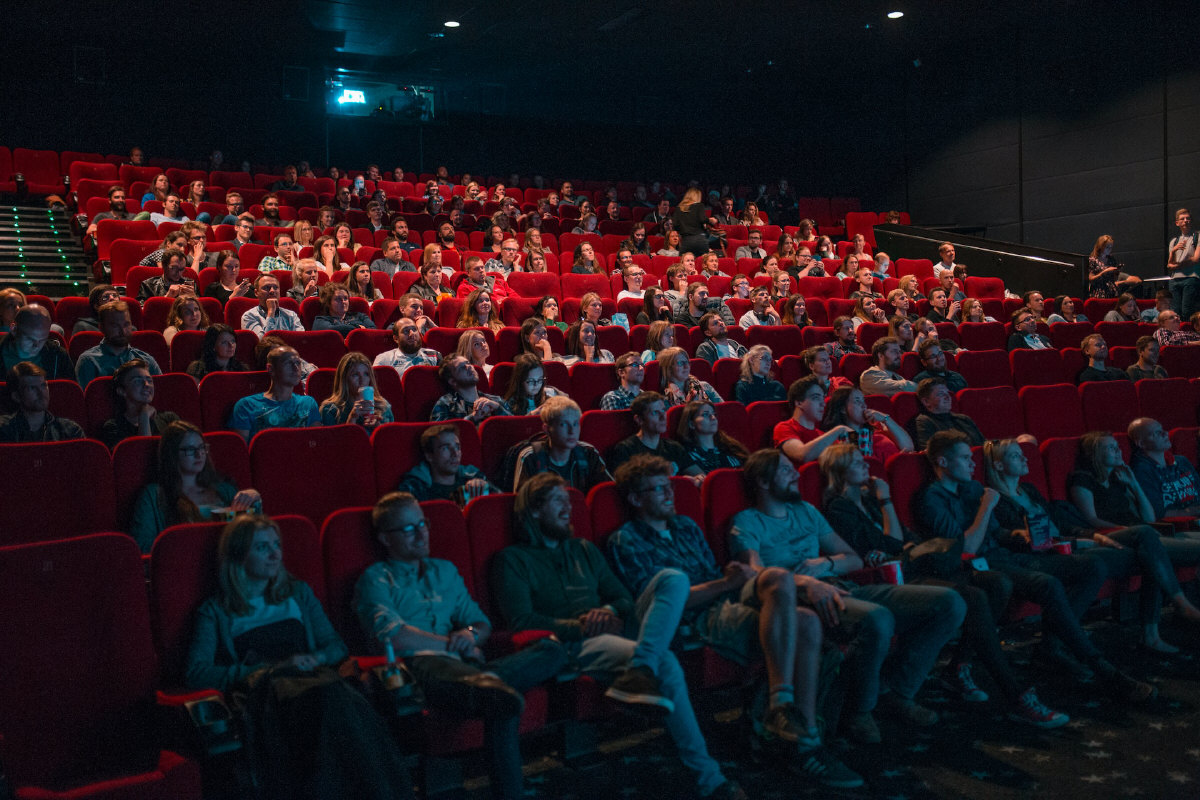 Público na sala de cinema - Foto: Krists Luhaers/Unsplash