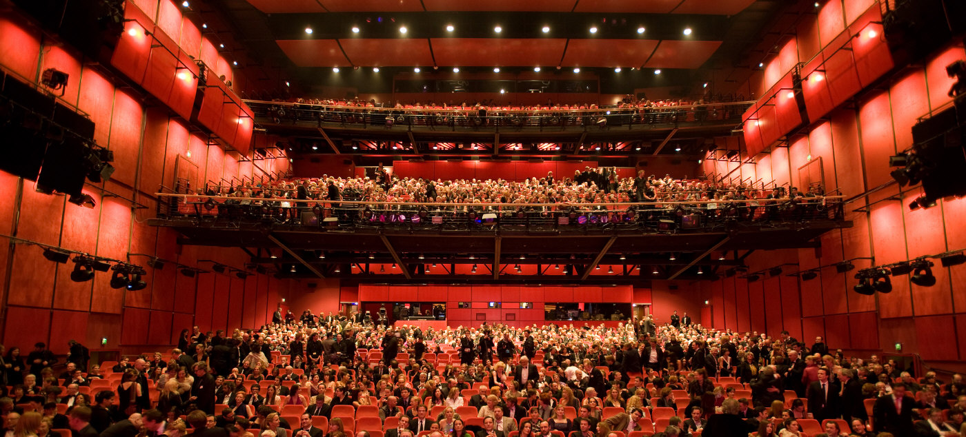 Público do Berlinale Palast - Foto: Jan Windszus © Berlinale 2010