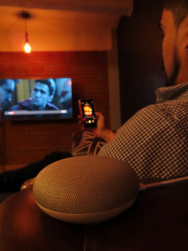 Como o cinema em apartamentos de aluguel muda a experiência do hóspede - Foto de Ismael Ramirez na Unsplash