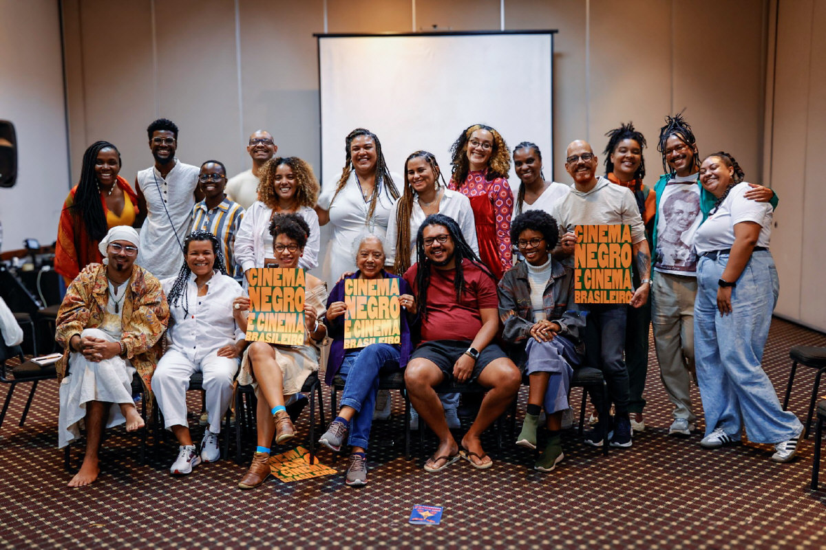 Encontro realizado entre associados da APAN com a Cientista Política Diva Moreira sobre o movimento negro e reparação histórica.