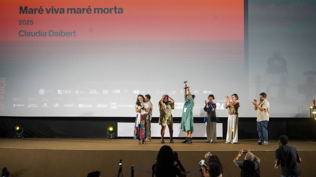 A equipe de "Maré Viva, Maré Morta" comemora a premiação no 58º Festival de Brasília - Foto: Michelle Moreira