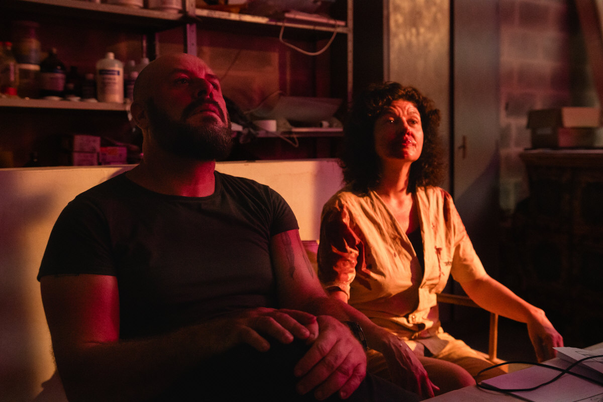 Rodrigo Aragão e Gilda Nomacce no set de "Prédio Vazio" - Foto: Fábulas Negras/Divulgação