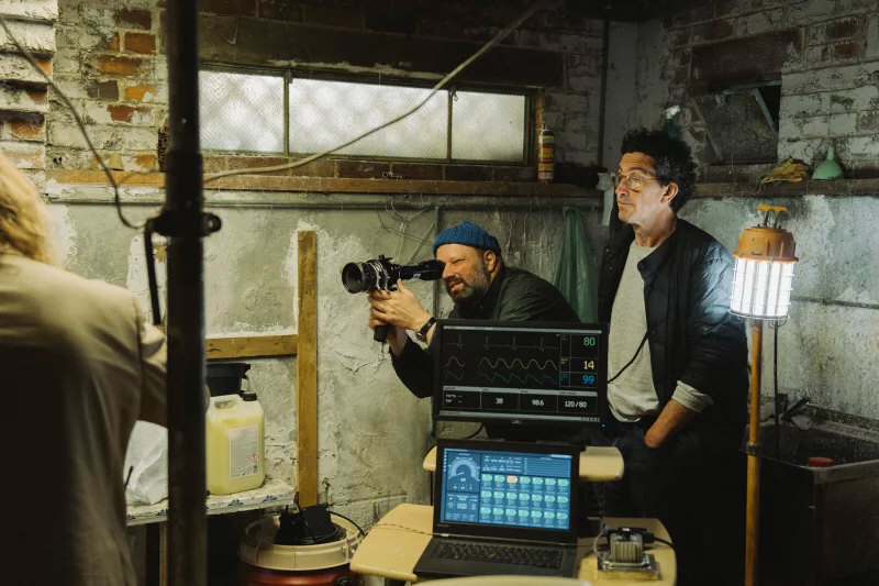 Yorgos Lanthimos no set de "Bugonia" - Foto: Atsushi Nishijima/Focus Features