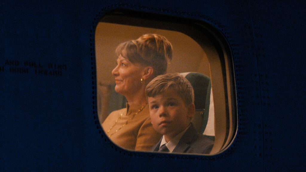 "Aventuras nas Alturas" (Propeller One-Way Night Coach, 2026), de John Travolta - Foto: Apple TV/Divulgação