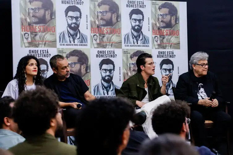 Equipe do filme Honestino, direcao de Aurélio Michiles. Com Bruno Gagliasso no elenco. Foto - João Pedro Carvalho