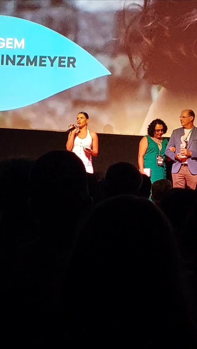 28ª #MostraTiradentes e a homenagem a @brunalinzmeyer 📽✨️🏆Ao agradecer a homenagem, Bruna falou sobre ter saído de uma cidade pequena e nunca ter sonhado em ser atriz, e compartilhou com a plateia um pouco do seu processo de criar uma personagem.Filmes estrelados por Bruna estão em cartaz na mostra. A programação é totalmente gratuita e vai até 1º de fevereiro.#brunalinzmeyer #cinemabrasileiro #cinema #mostradecinema #festivaldecinema #cinematorionamostratiradentes #cinematorio@universoproducao @luz.comunica